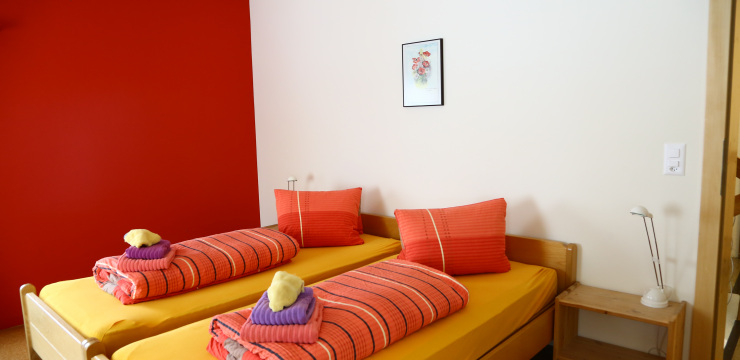 Gemütliche Zimmer ohne Balkon im Hotel Bellavista in Ftan