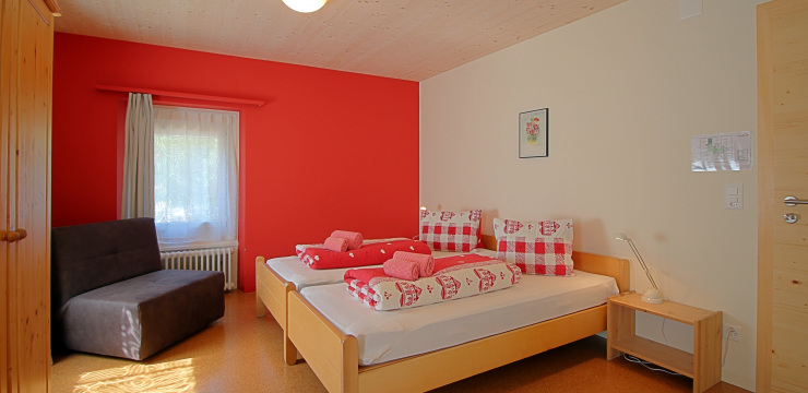 Die gemütlichen Eckzimmer "Clünas" bieten Ihnen auf 23m² ein Doppelbett, sowie Fauteuil mit Dusche/WC