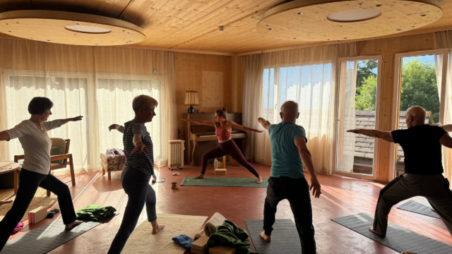 Yoga im Gruppenraum Sensfera